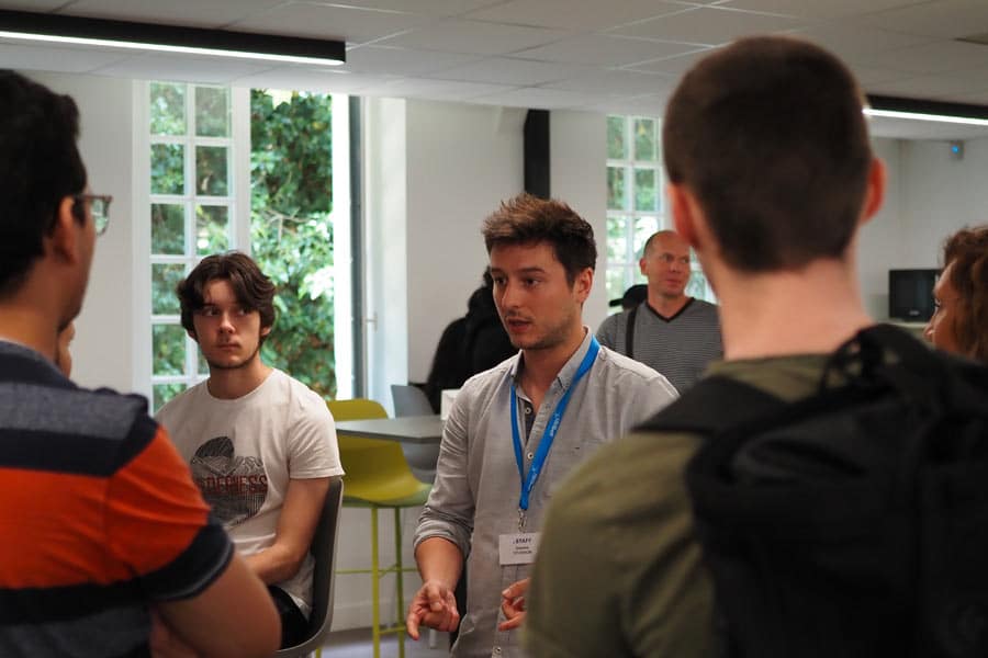 Expert en placement conseillent les futurs étudiants à la journée Portes Ouvertes campus IPSSI PARIS