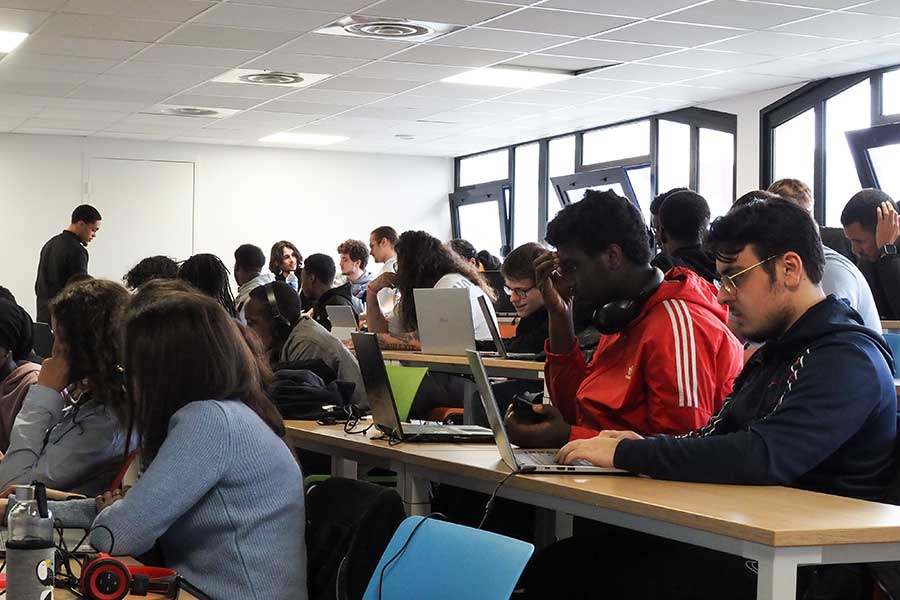étudiant en cours de cybersécurité