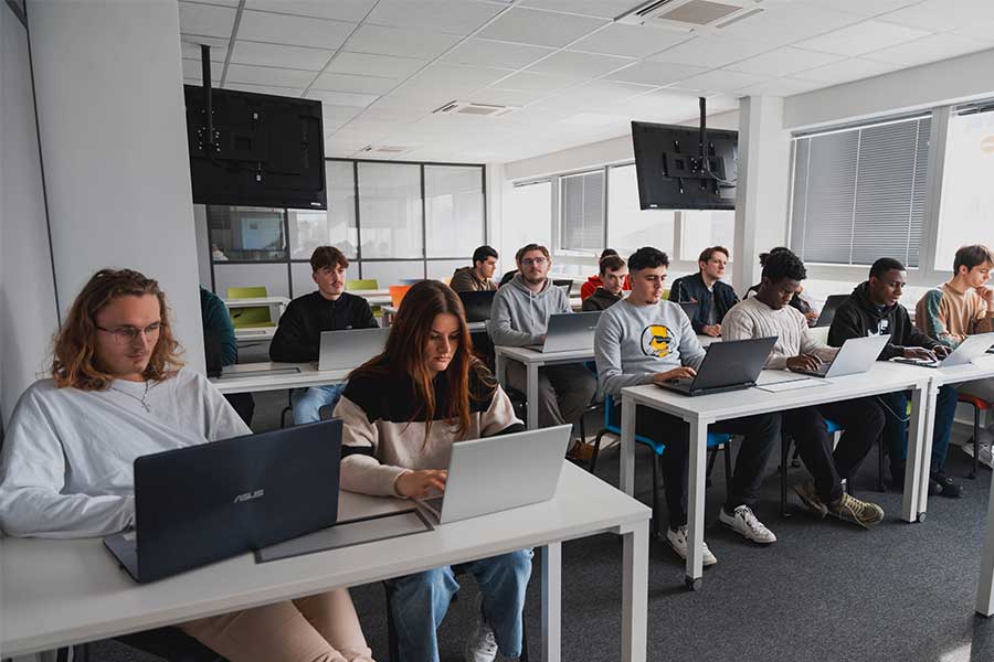 étudiant IPSSI en école informatique